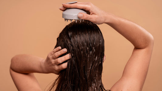 Femme qui brosse ses cheveux sous la douche