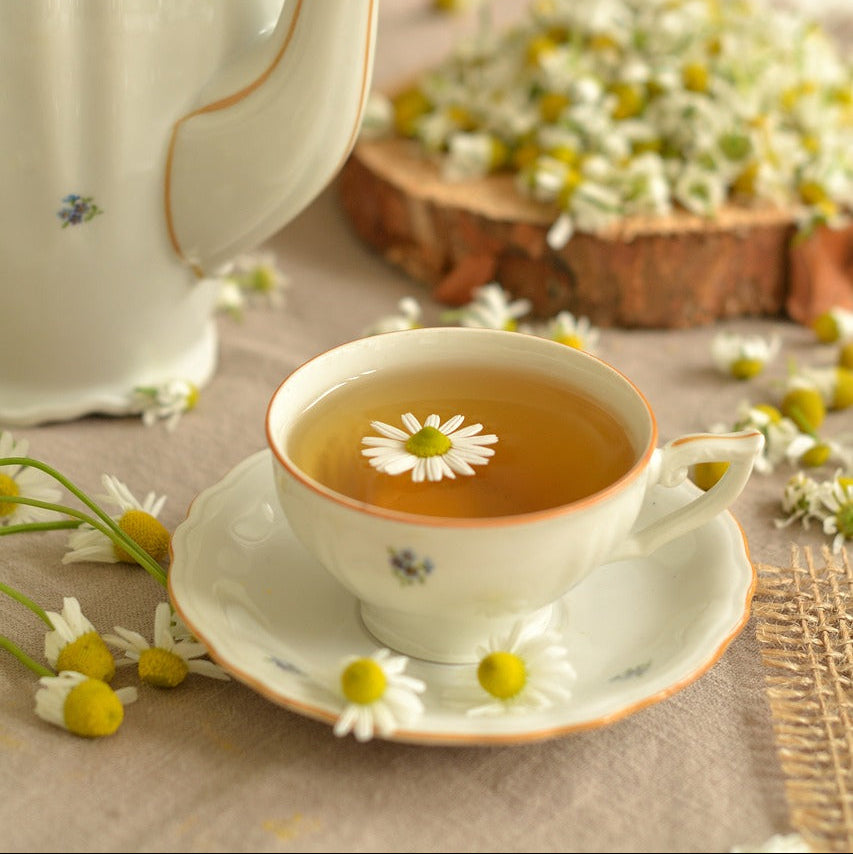 Tasse de thé avec de la camomille