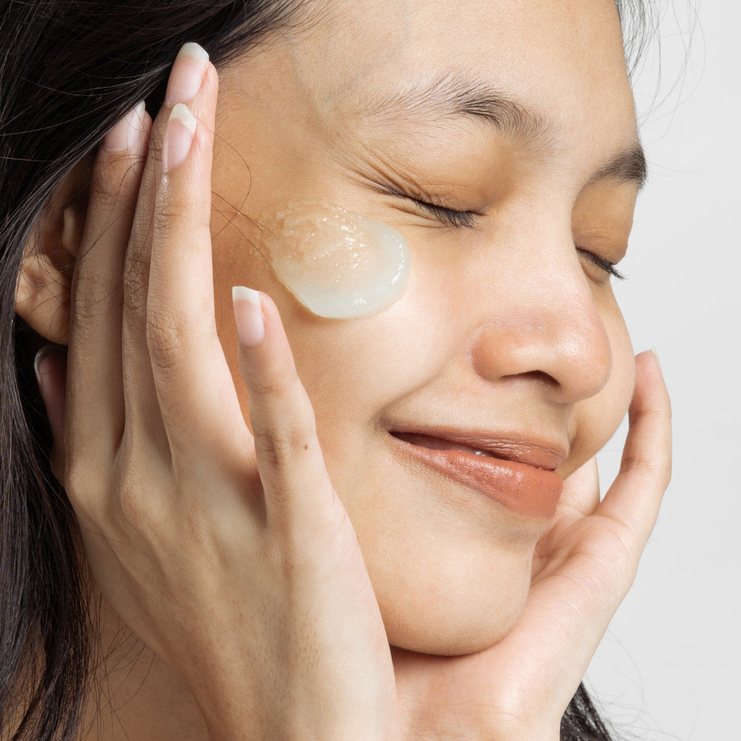 Femme heureuse de faire de la skincare