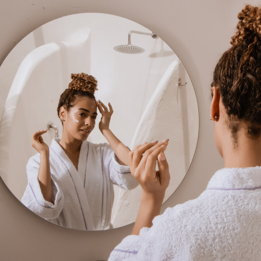 Femme qui fait sa morning routine