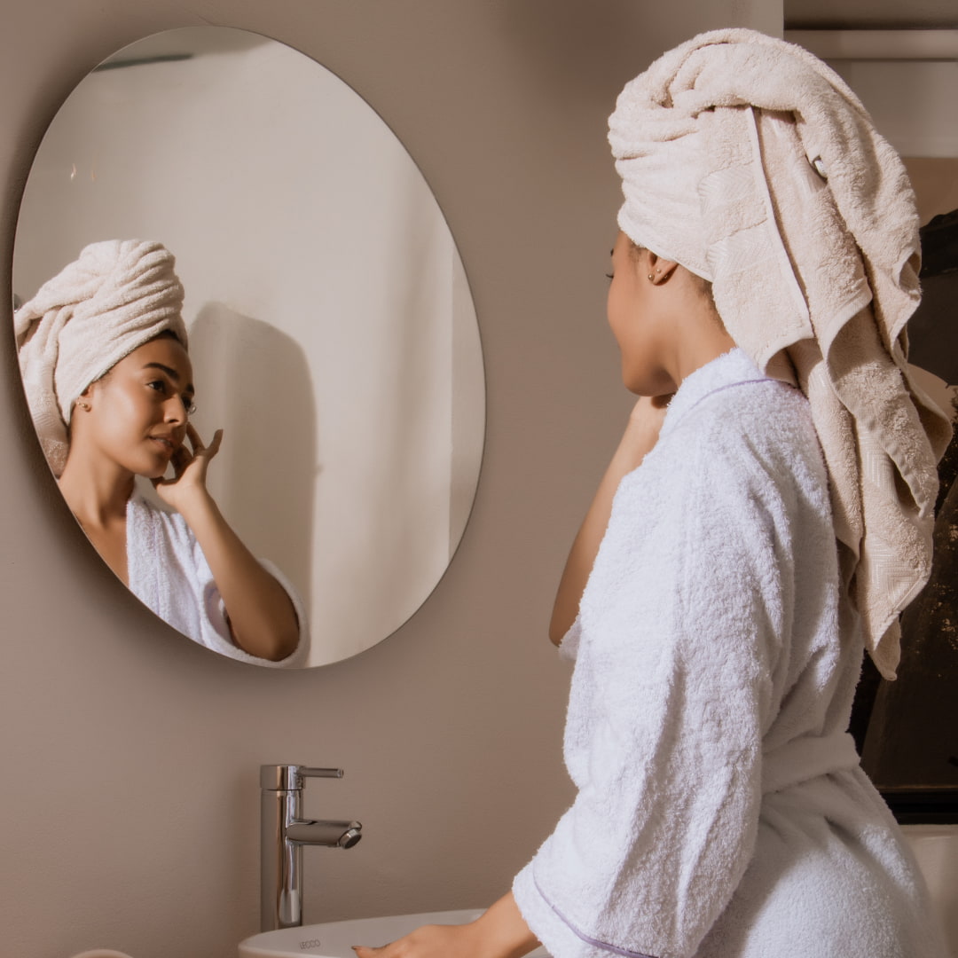 Femme qui se regarde dans le mirroir
