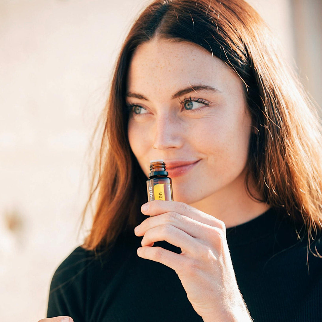 Femme qui sent un produit de cosmétique