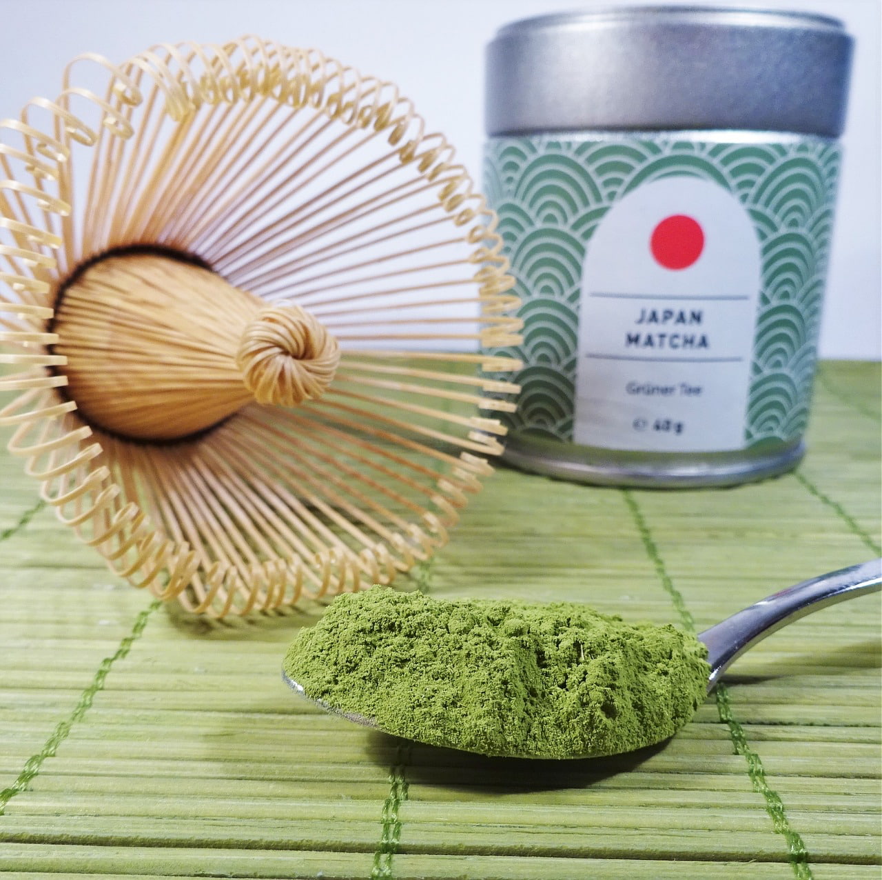 Cuillère avec de la poudre de matcha