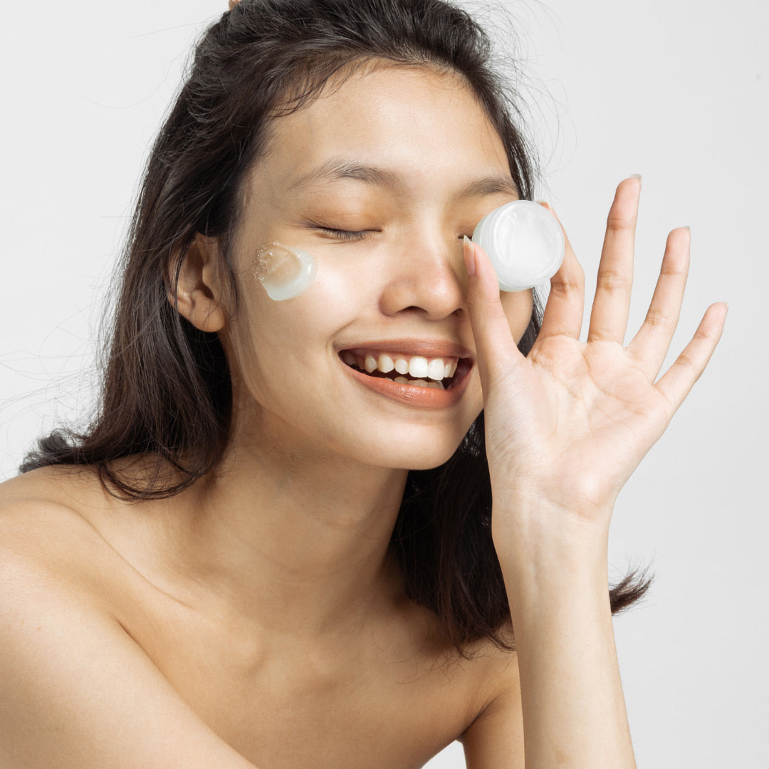 Photo d'une femme avec un produit de cosmétique